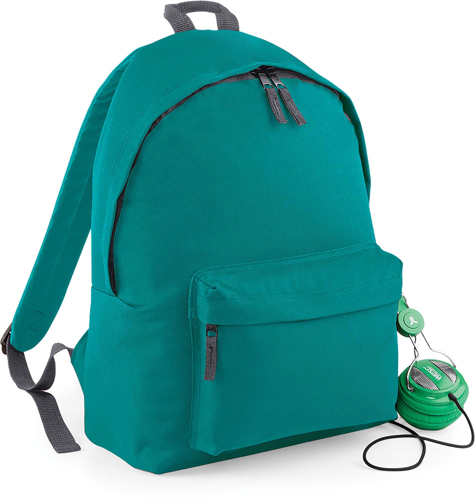 Sac à dos BagBase Original Fashion Sac à dos BagBase turquoise bretelles rembourrées poche frontale zippée casque audio vert posé à côté