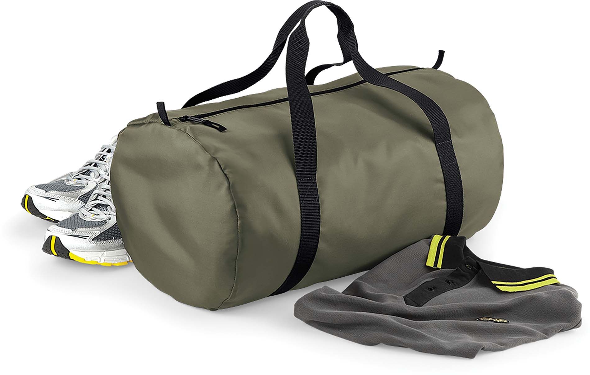 Barrel Bag BagBase pour équipes sportives Sac de sport BagBase vert kaki forme cylindrique anses noires chaussures running et polo gris posés devant