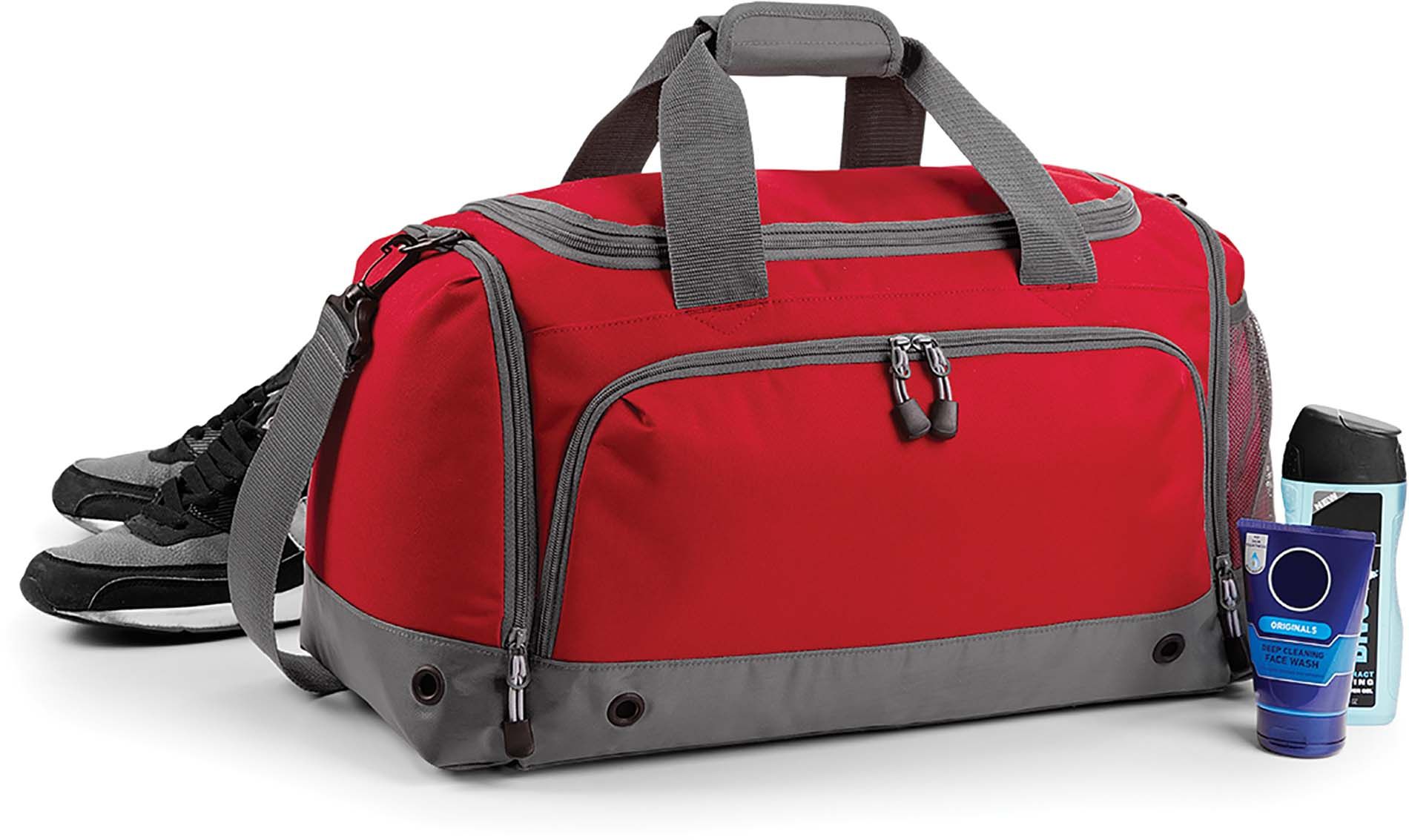 Sac de sport BagBase multi-poches Sac de sport BagBase rouge avec base grise poches multiples chaussures noires et produits toilette homme