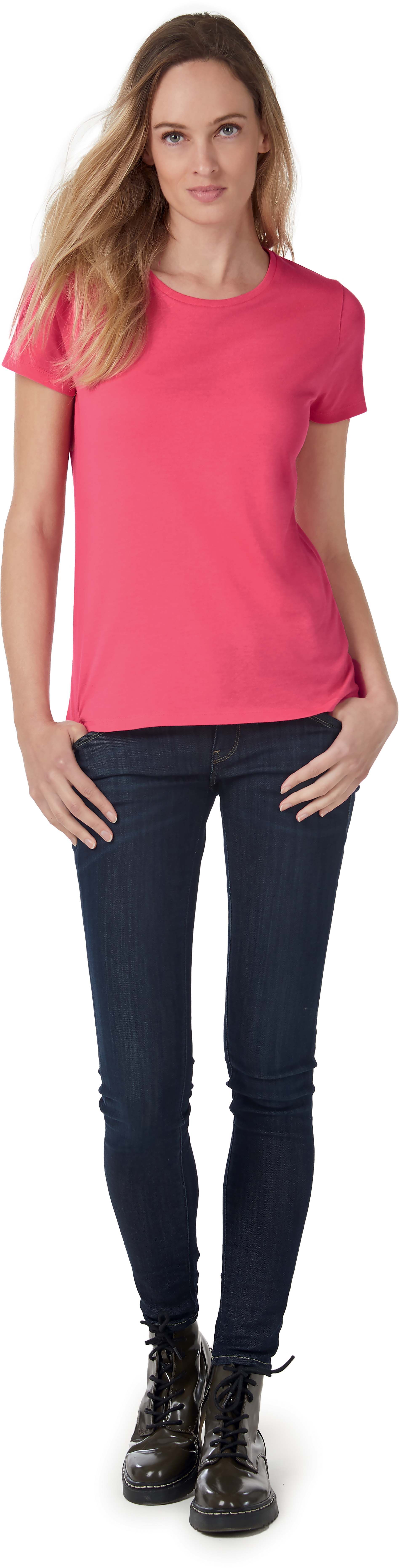 T-shirt femme B&C Collection rose fuchsia col rond coupe ajustée manches courtes porté avec jean